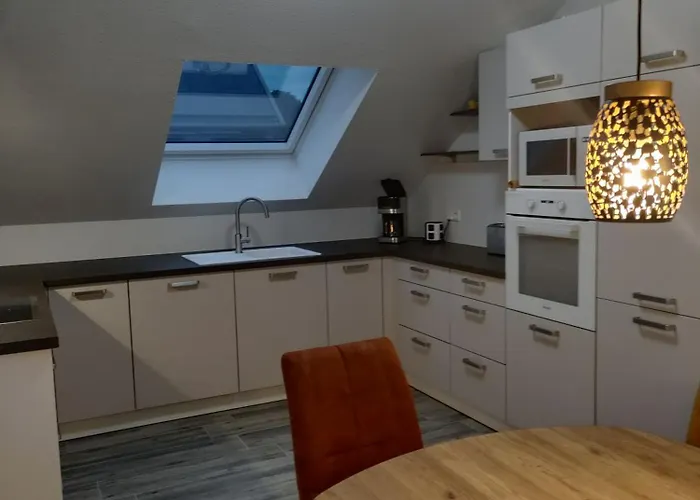 Апартаменты Hoeckelheim - Sternenhimmel - 100qm - 3 Schlafzimmer - Bis 6 Gaeste - Babies Reisen Gratis - Balkon, Garten & Grill - Klimaanlage, Raffstores & Fussbodenheizung - Smart-tv - Kueche Mit Induktionsherd & Spuelmaschine - Nahe Goettingen Нортхайм